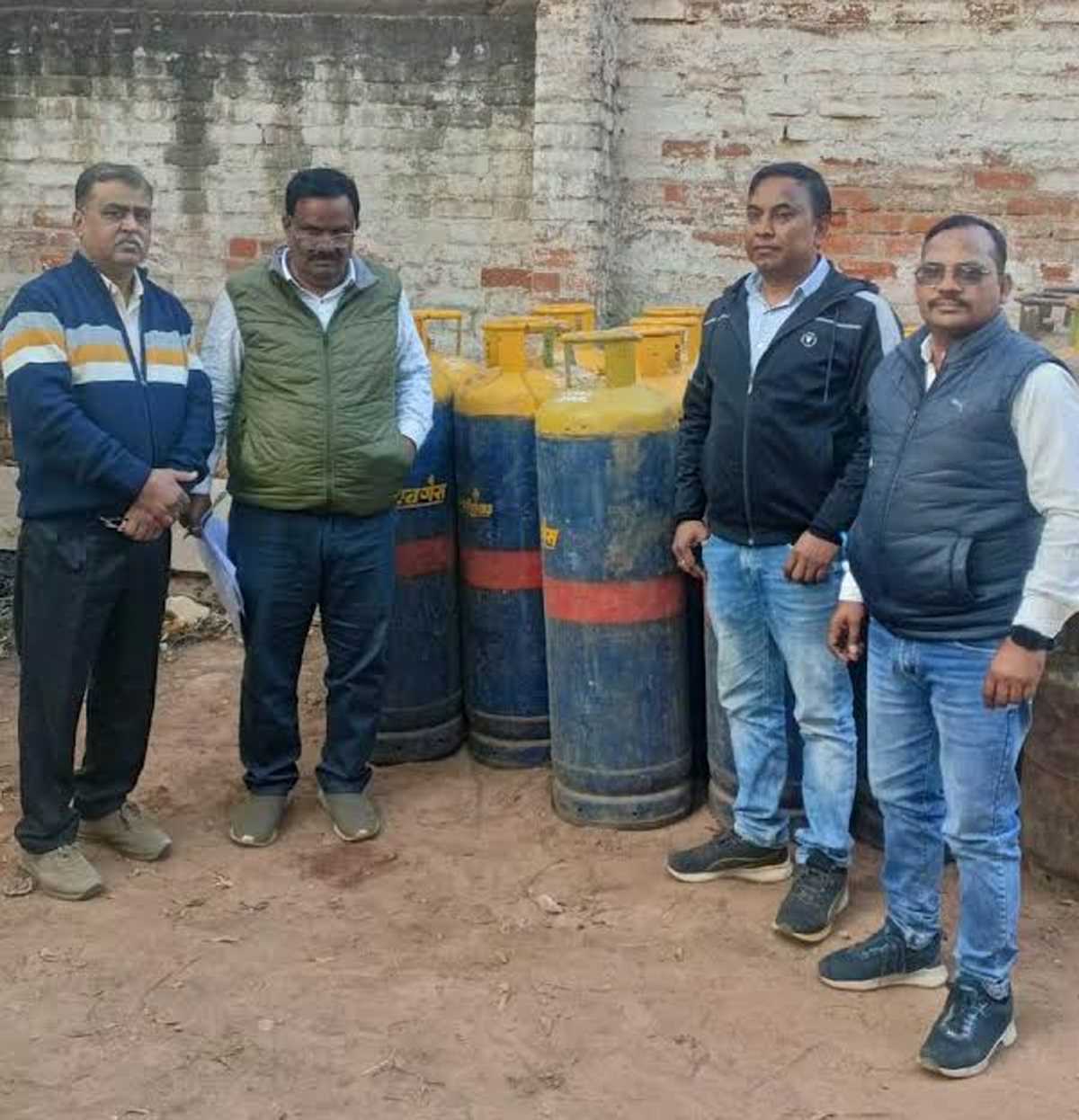 राजा गैस गोदाम व अन्य संस्थाओं पर प्रशासन की कार्यवाही